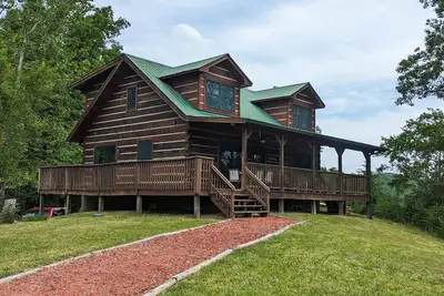 Image de Doolittle mountain cabin with hot tub, firepit & river views | near Asheville