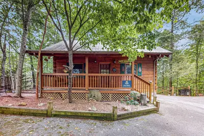 Image de Smoky Mountain retreat with deck, hot tub, pool table, & free attraction tickets