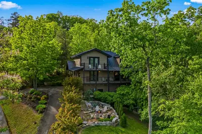 Image de Mountain-view cabin w/ hot tub, fireplace, balcony, & free attraction tickets