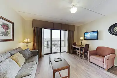 Image de Downtown Riverfront Perch: Condo w/ Balcony & Views - Near Beach