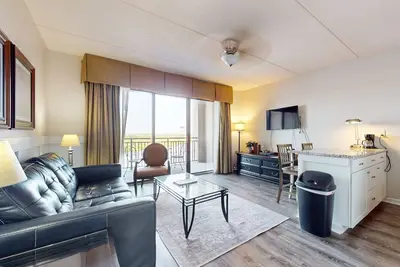 Image de Lovely Modern Condo w/ Balcony - Walk to Riverfront Park
