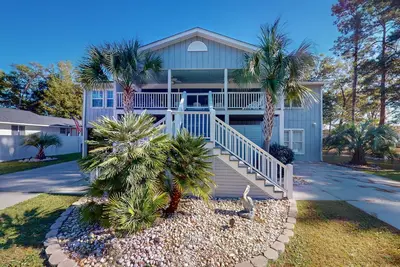 Image de Dog-friendly, 8 minutes to beach with shared pool, covered patio, & big backyard
