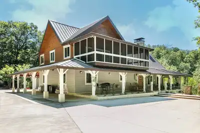 Image de Riverside opulence with game room, private heated pool, hot tub & firepit