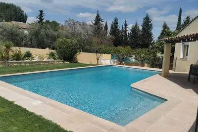 Image de Provence : Villa calme et moderne, cadre verdoyant, piscine et jeux d'enfants