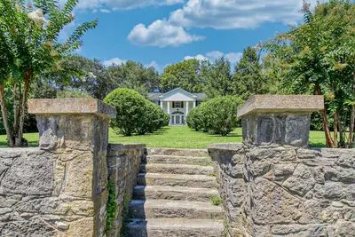 Image de Bella Rose Estate - romantic luxury honeymoon destination near downtown