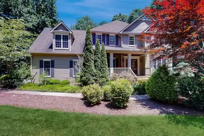 Image de Expansive Designer Estate w/ Tv lounge, Spacious Kitchen & Large Yard