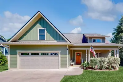 Image de Updated Retreat w/ Large Deck & 2 Living Areas, Walk to Creamery