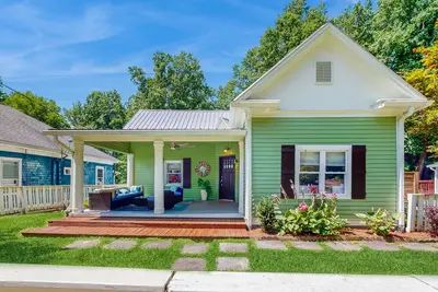 Image de Dog-friendly downtown retreat with 2 kitchens & large fenced yards