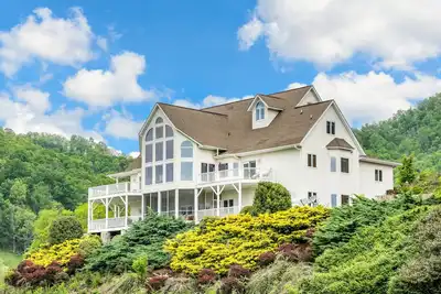 Image de 10-acre manor with Blue Ridge views, game room, hot tub & private vintage diner