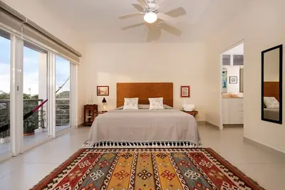 Image de Stylish & Spacious 3 bdrm condo Pool, Wi-Fi.