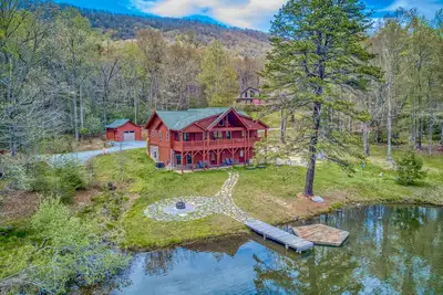 Image de Lakefront cabin with a balcony, firepit, wet bar, washer/dryer, dock, & Ac