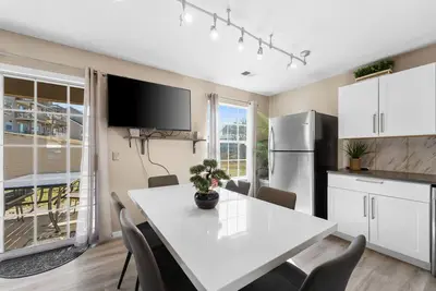 Image de No stairs! 4 minutes to Table Rock Lake And 76 Country Blvd! Quiet end unit!