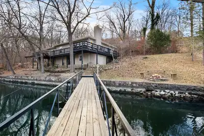 Image de Beautiful spacious lake front home in quiet cove with dock