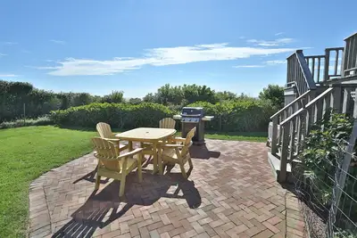 Image de Oceanfront Nantucket House avec des escaliers à proximité de la plage