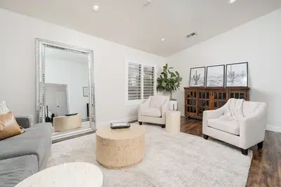 Image de Prickly Farmhouse - Remodeled home boasts Pool, Bbq, Fire Pit