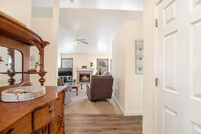 Image de New clean 5 min from Trader Joe’s & Meridian Village