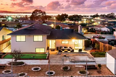Image de Large Monterey Bay house with free aquarium tix