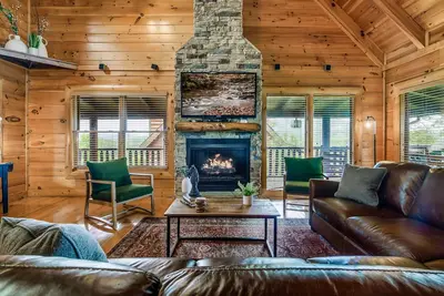 Image de ✨New Reno✨ Fully Loaded Resort Cabin: Pool👙Access, Hottub, Games🕹️ & Views⛰️