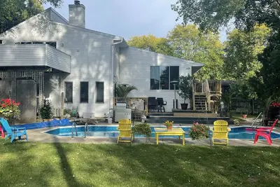 Image de Contemporary home in quiet neighborhood with pool & great back yard close to all