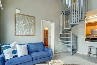 Image de Fun Location! Elevator + Full Kitchen + Laundry!