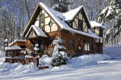 Image de Cozy & Rustic 3 bdr chalet w/ plenty of privacy - your new home away from home!