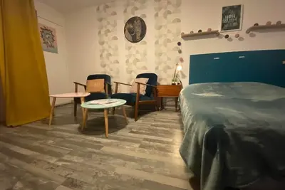 Image de Elégant loft avec Wifi, Tv - un patio privé, niché dans une cour intérieure