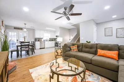 Image de City Getaway: Pet-Friendly, Outdoorsy & Discounts!