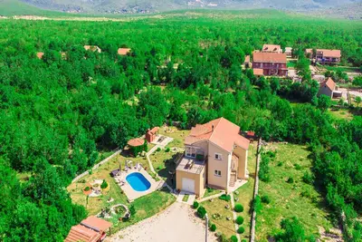 Villa Bravic 4*, nature home with pool near Split