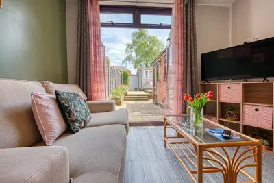 Image de Queens House | Sleeps 6 | 5 beds | En-suite | Close to A46 City Centre | Free Hs Wi-Fi | Inspire Homes