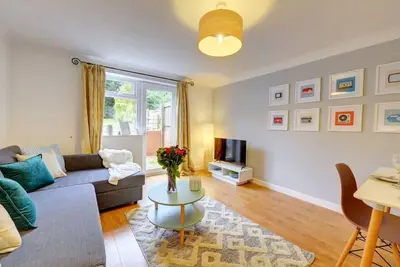 Pound House· 2 Bed House Sleeps 6 Southam Town Centre - Inspire Homes
