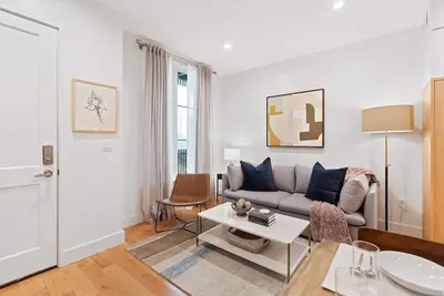 Image de 1 Bedroom Suite, On- Site Parking Available!