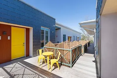 Image de 1 Bedroom Suite, On- Site Parking Available!