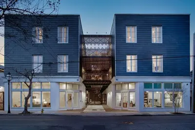 Image de 1 Bedroom Suite, One block off King Street!