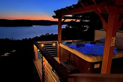 Image de Charming Cottage w Gorgeous Lake View-Stunning Sunsets-Hot Tub-Nature Trail to Lake-Dog Friendly