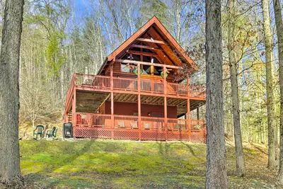 Image de Deck & Game Room: Creekside Cabin in Sevierville