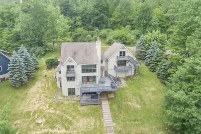 Image de Cozy Lake Retreat w/ Views & Hot Tub