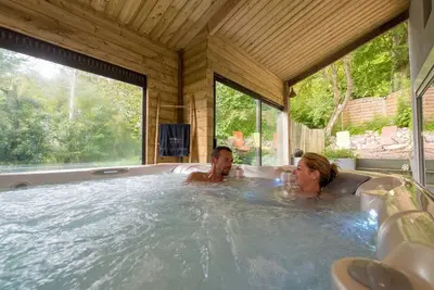 Image de les sens des bois nuit avec Jacuzzi privé pour couple