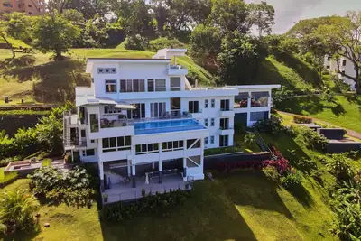 Image de Contemporary Ocean View Estate with Infinity Pool!