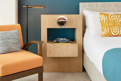 Image de Minutes Walk To Waikiki Beach! 2 Ocean View Units for 12, Restaurant, Pool!