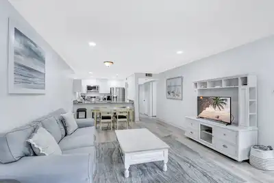 Image de Completely renovated, spacious villa right next to the beach w/ pool access