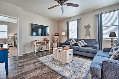 Image de Dreamy Windsor Home with Grill ~ 3 Miles to Lake!