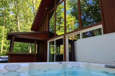 Image de Hocking Hills secluded Mayapple Cabin - 8 miles from Cantwell Cliffs! ~Hot Tub~