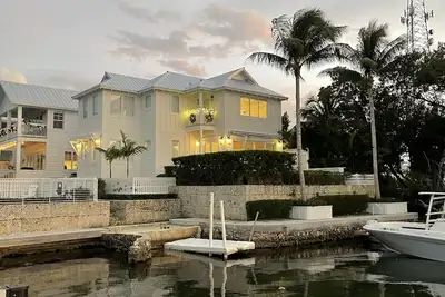 Image de Beautiful bayfront house, private pool and dock, right in Downtown Islamorada
