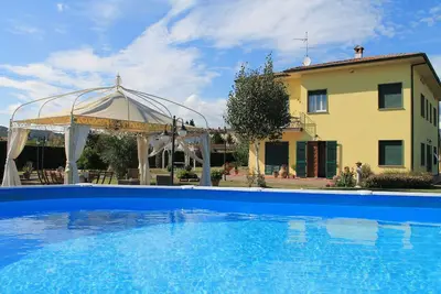 Image de Maison de vacances Montecarlo pour 1 - 10 personnes avec 3 chambres à coucher - Maison de vacances