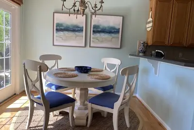 Image de Beautiful Professionally Decorated and Spacious!