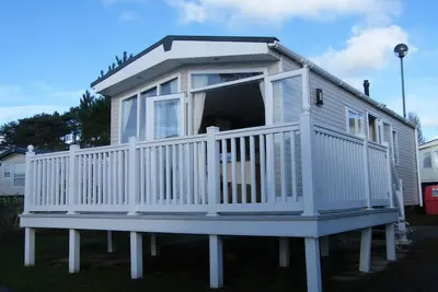 Image de Lotus 2 bedroom dog friendly caravan with veranda offers a stunning sea view.