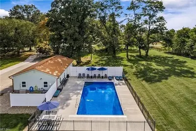 Image de Modern Farm House and Barn- 5 ac and Pool/Hot Tub- 24 people- 599 a night!