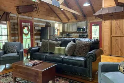Image de March Deals+Cabin+HotTub+Pet+GR8Coffee+New Bath+FirePit