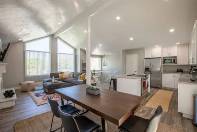 Image de Family Ski Escape | Mtn Views + Cozy Fireplace