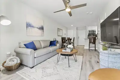 Image de The condo is next to a golf course, 4 min drive lake access and Margaritaville